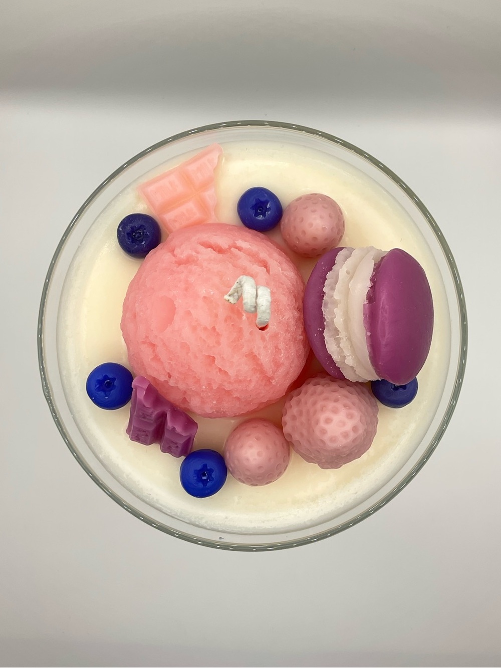 🕯️🍓Strawberry Açaí Dessert Style Candle - Picture 3 of 3